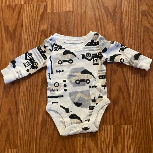 Carter’s onesie - Picture 1 of 1